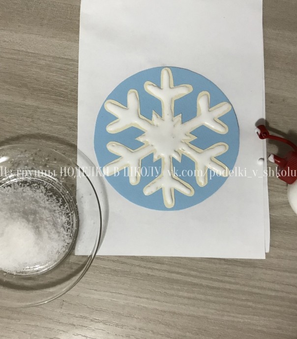 Разноцветная яркая снежинка Разноцветная яркая снежинка