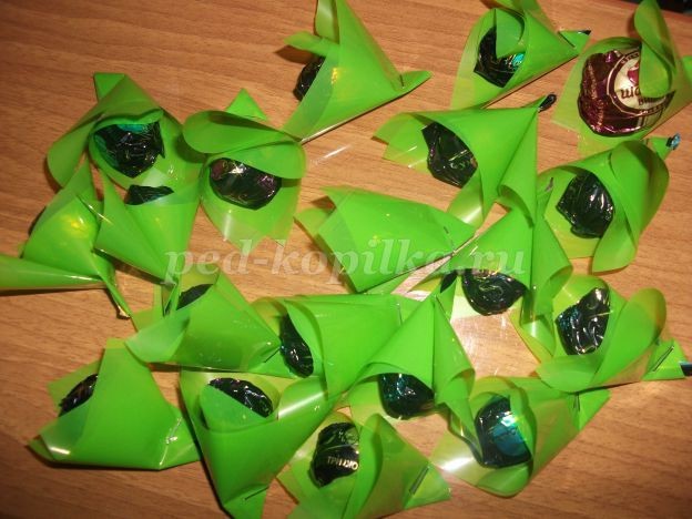 Ёлочка из конфет: мастер-класс, часть 2 Ёлочка из конфет: мастер-класс, часть 2