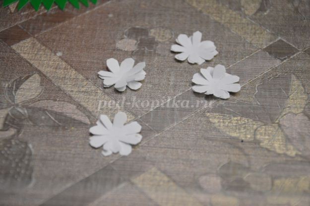 Лис из цветной бумаги на цветочной полянке Лис из цветной бумаги на цветочной полянке