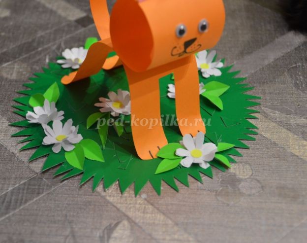 Лис из цветной бумаги на цветочной полянке Лис из цветной бумаги на цветочной полянке