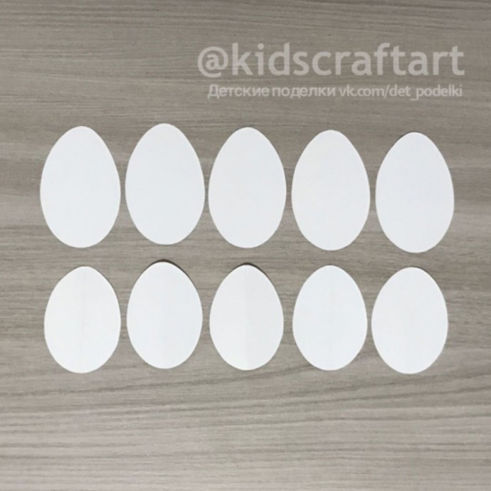 Ромашка с белыми лепестками и жёлтой серединкой