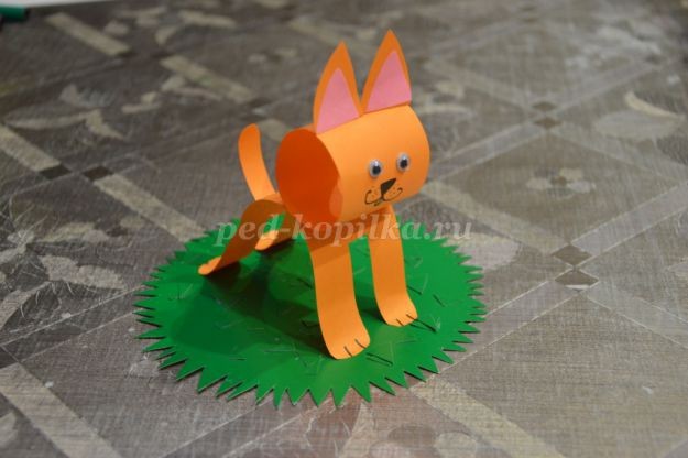 Лис из цветной бумаги на цветочной полянке Лис из цветной бумаги на цветочной полянке
