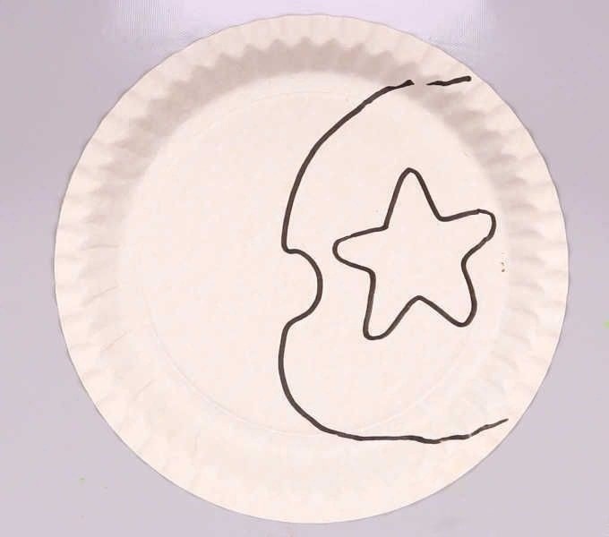 Месяц из одноразовой бумажной тарелки