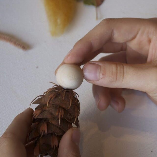 Лесная фея из шишки и желудей