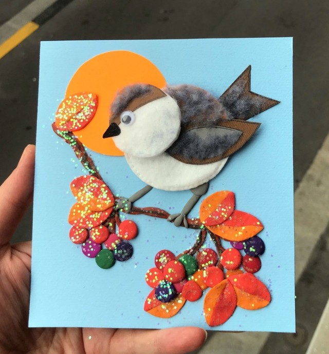 ​Воробушек из цветной бумаги и ватных дисков