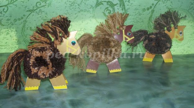 Лошадка из помпона