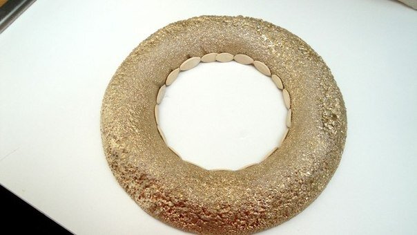 Новогодние украшения из тыквенных семечек