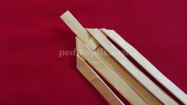 ​Плетеная закладка для книг детскими руками: часть 1