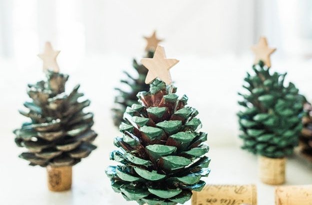 Ёлочки из шишек