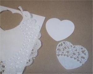 Открытка с платьем из кружевной салфетки