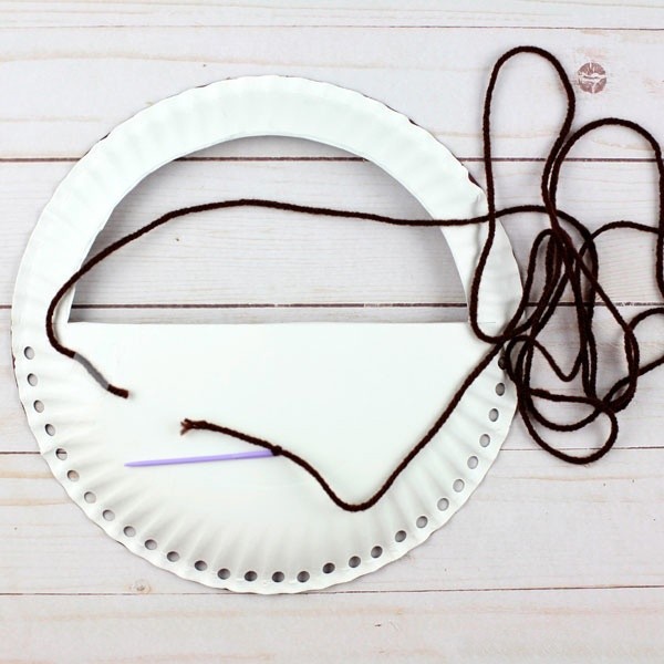 Поделка из одноразовой картонной тарелки "Корзина яблок" Поделка из одноразовой картонной тарелки "Корзина яблок"