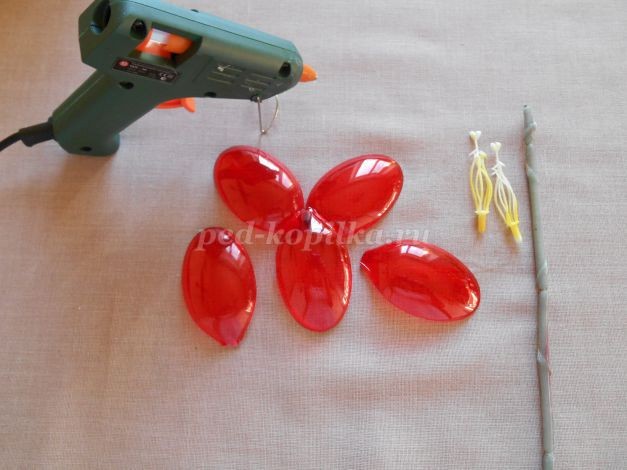 ​Красные тюльпаны из пластиковых ложек: часть 1