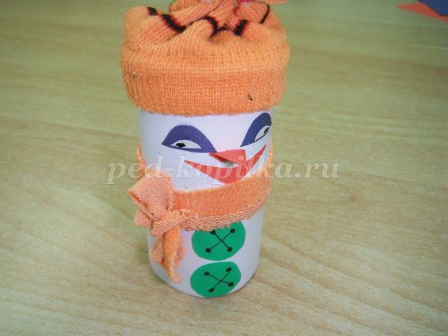 Снеговик из рулончика от туалетной бумаги: часть 2