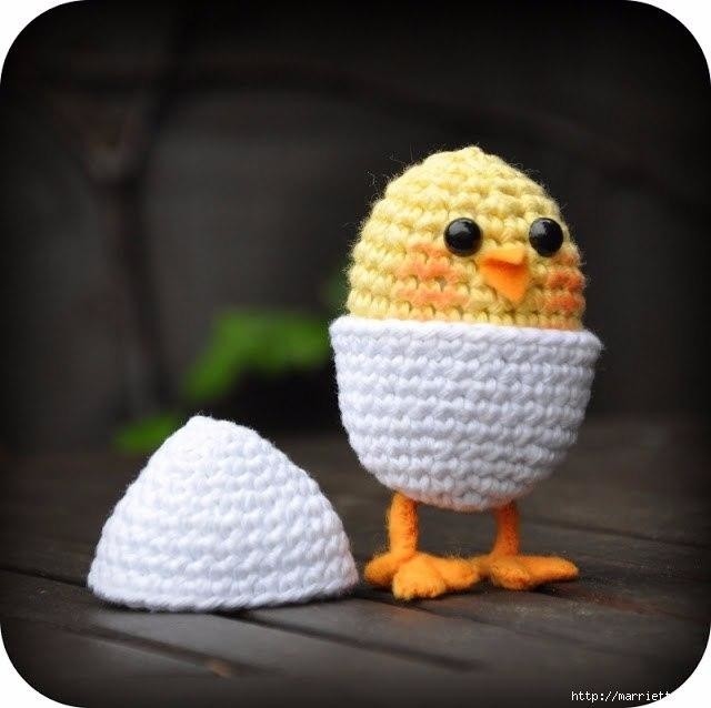 ​Желтый цыплёнок в яйце