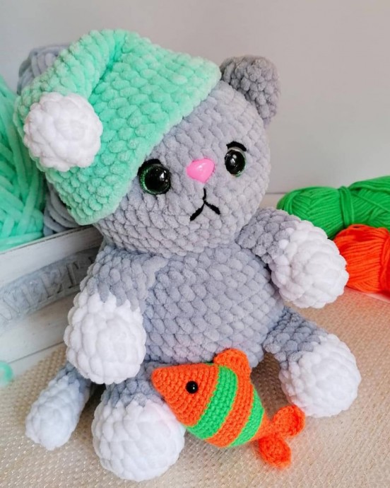 ​Чудесный вязаный котик