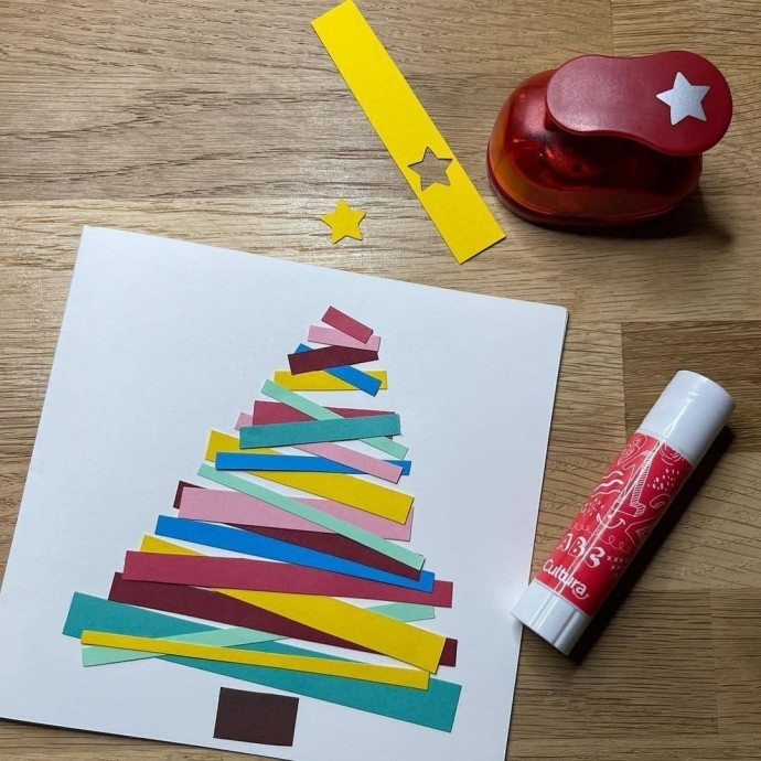 Ёлочка из цветных бумажных полосок