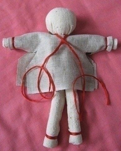 Тряпичная куколка-оберег в вышитом фартуке