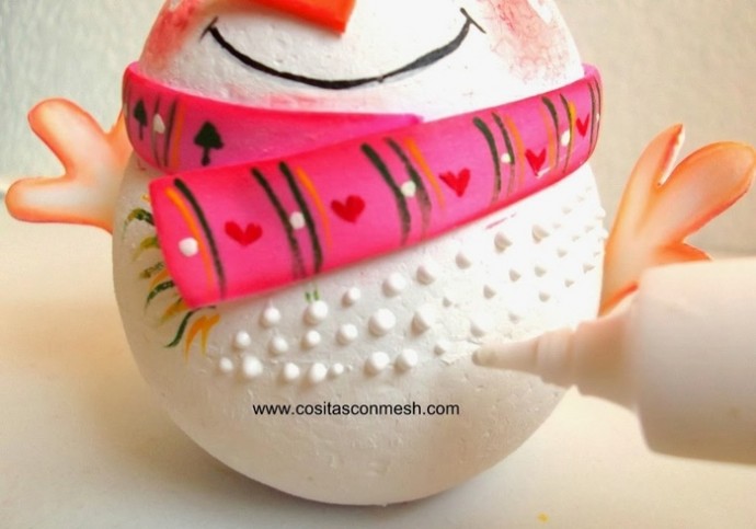 ​Забавный снеговик из пенопластовых шариков: мастер-класс