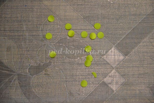 Лис из цветной бумаги на цветочной полянке Лис из цветной бумаги на цветочной полянке