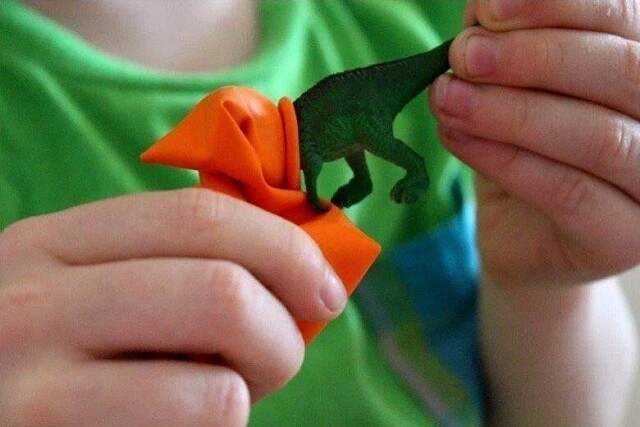 ​Восторженная детская забава: яйца динозавров