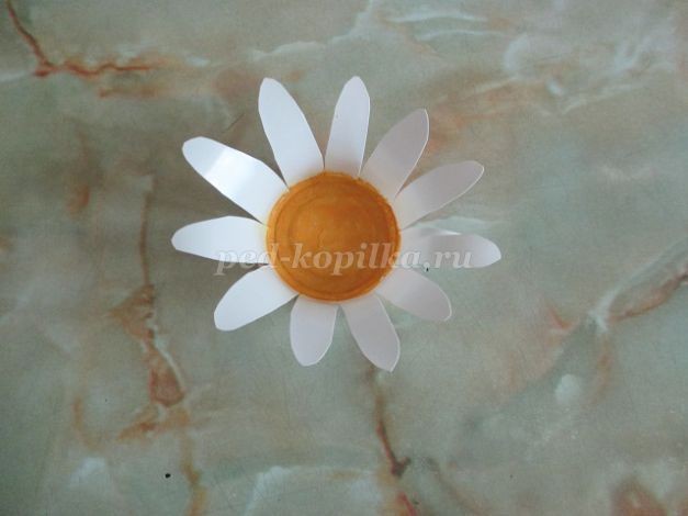 Ромашки из бросового материала детскими руками: часть 2