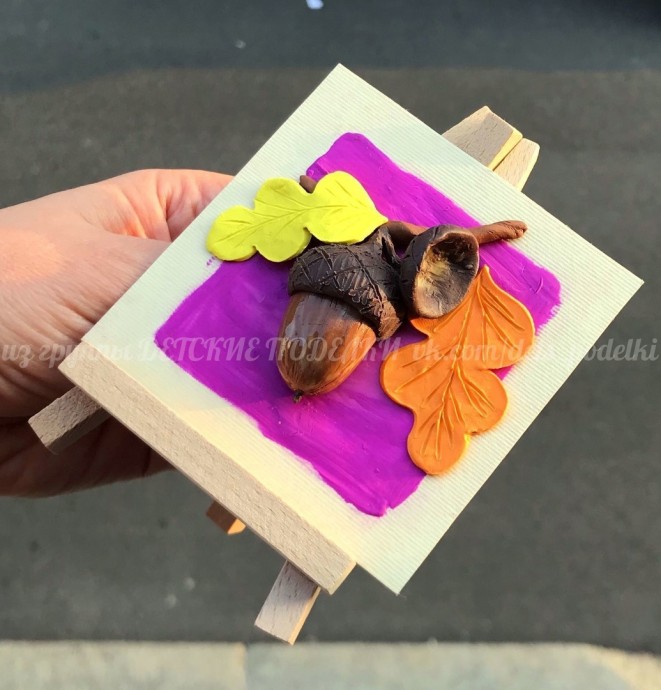 Осенние поделки: пластилиновая миниатюра "Жёлуди"