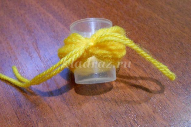 Цветы из пряжи и цветной бумаги