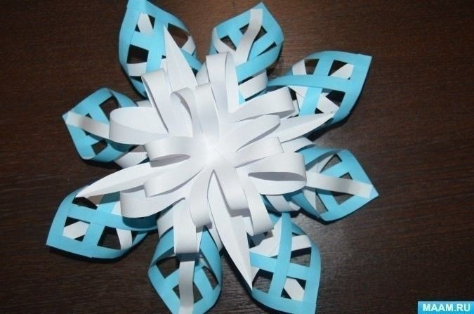 Объёмная снежинка из белой и голубой бумаги