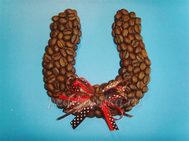 Подкова из кофейных зерен детскими руками: часть 3 Подкова из кофейных зерен детскими руками: часть 3