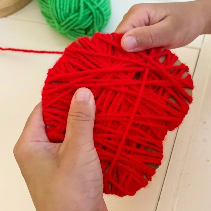 Забавные яблочки из картона и пряжи Забавные яблочки из картона и пряжи