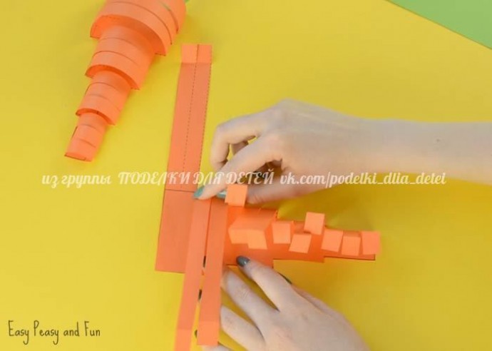 Объемная морковка из цветной бумаги