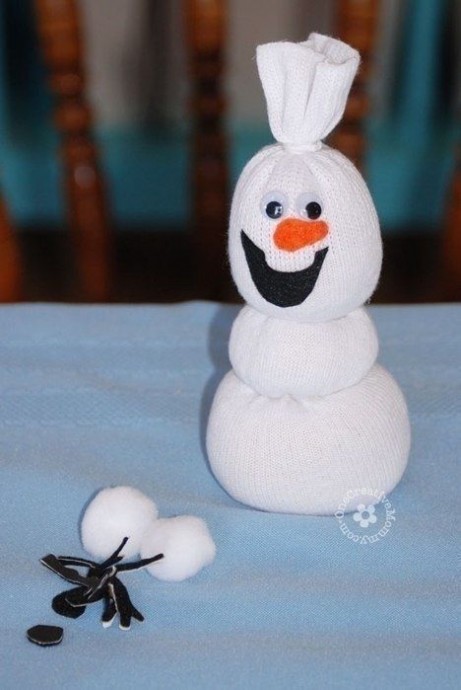 Веселый снеговик из носка