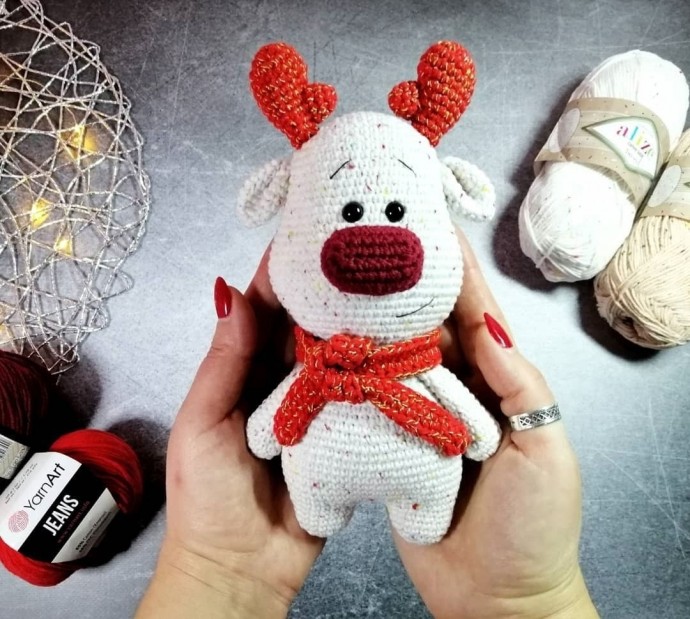 ​Новогодний оленёнок из пряжи