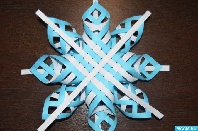 Объёмная снежинка из белой и голубой бумаги