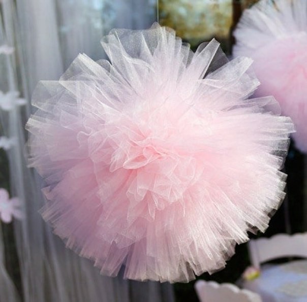 Воздушные помпоны из фатина Воздушные помпоны из фатина