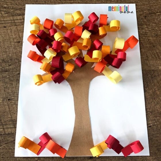 "Кудрявое" осеннее дерево из бумажных полос