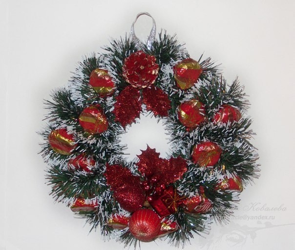 Новогодний венок из конфет