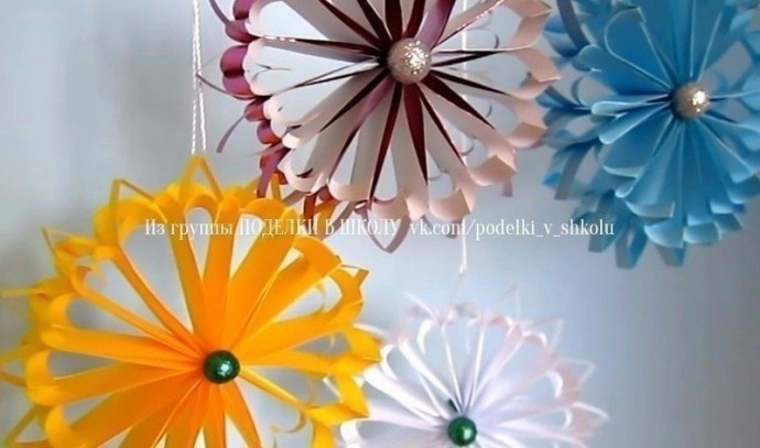 Снежинка из голубой цветной бумаги Снежинка из голубой цветной бумаги