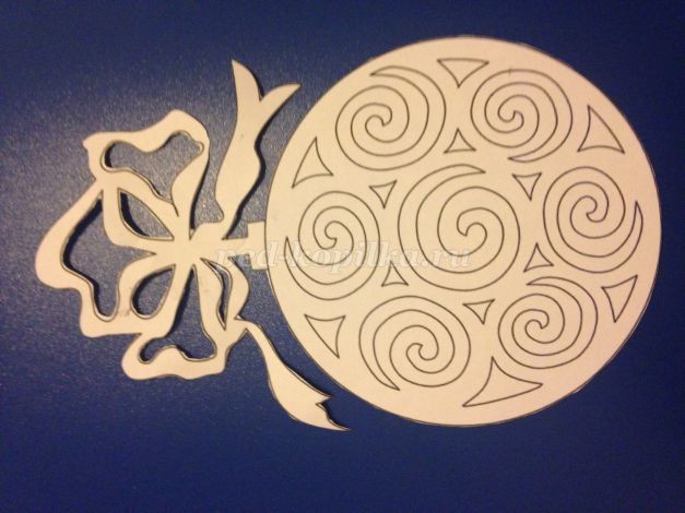 Новогодняя аппликация из пластилина "Новогодний шар"