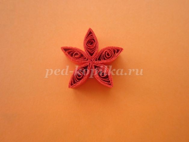 Объёмная новогодняя ёлка в технике квиллинг: часть 3