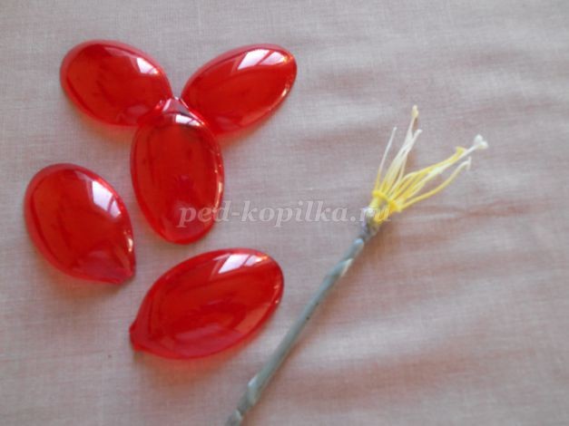 ​Красные тюльпаны из пластиковых ложек: часть 1