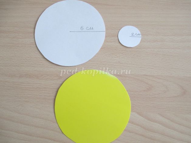 ​Объемная аппликация из цветной бумаги "Подсолнух": часть 1