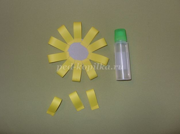 Объемная аппликация из полосок бумаги "Одуванчик": часть 1