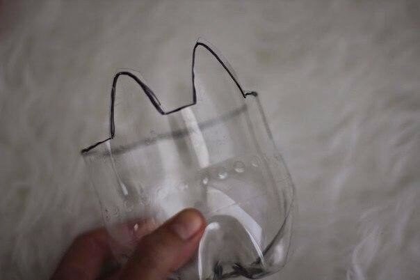 Горшок детскими руками из пластиковой бутылки Горшок детскими руками из пластиковой бутылки