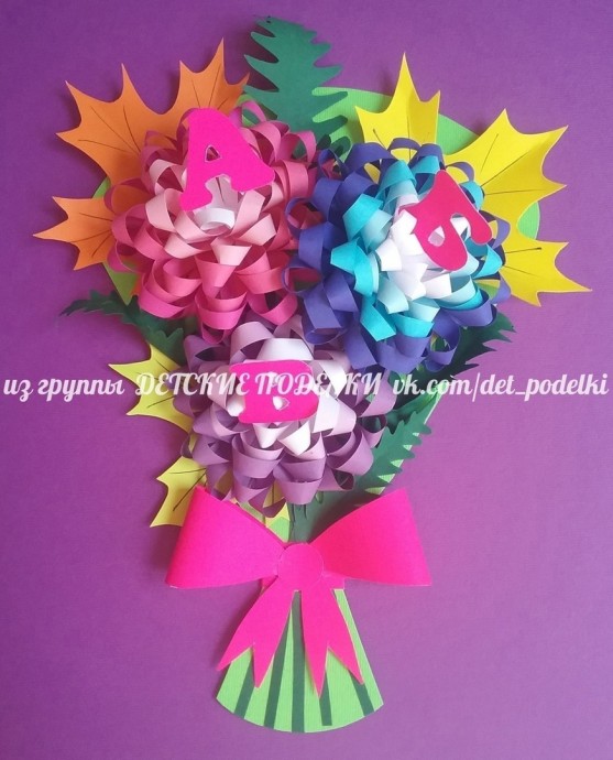 ​Объёмные цветы на фоне листьев