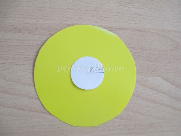 ​Объемная аппликация из цветной бумаги "Подсолнух": часть 1