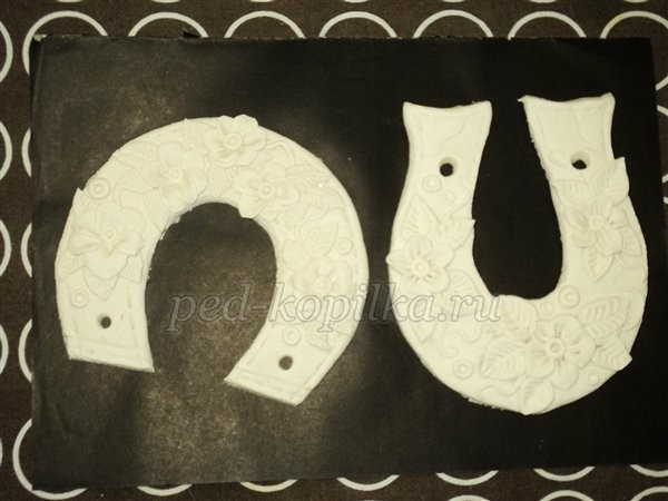 ​Подкова из соленого теста детскими руками: часть 1