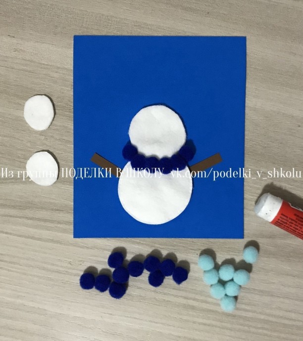 Снеговичок из ватных дисков и помпонов Снеговичок из ватных дисков и помпонов