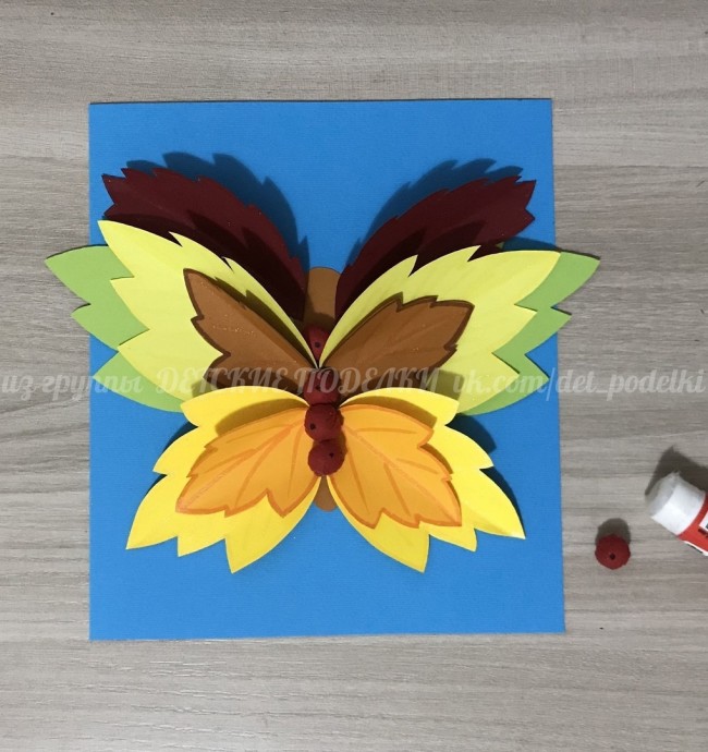 ​Бабочка из листьев