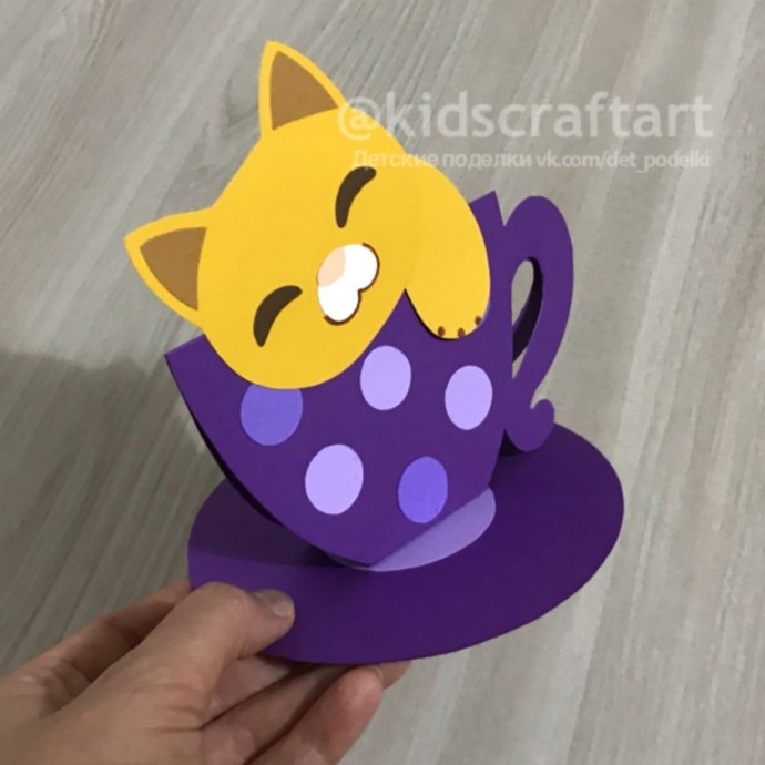 Котёнок в чашке